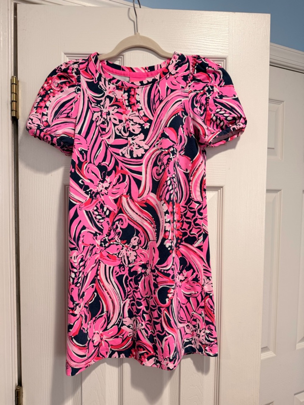 Lilly Pulitzer Mini Rhett Dress | Finn’s Feather Print | Girls Large (8–10) - Picture 5 of 8